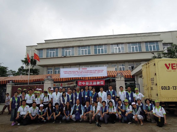 院長李三剛先生率領醫療團隊赴越南國際醫療義診。