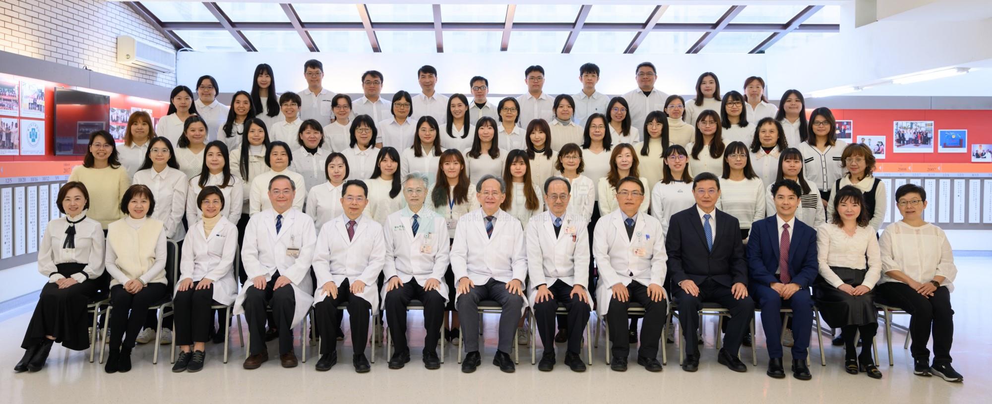 醫務企管部與院部長官合影