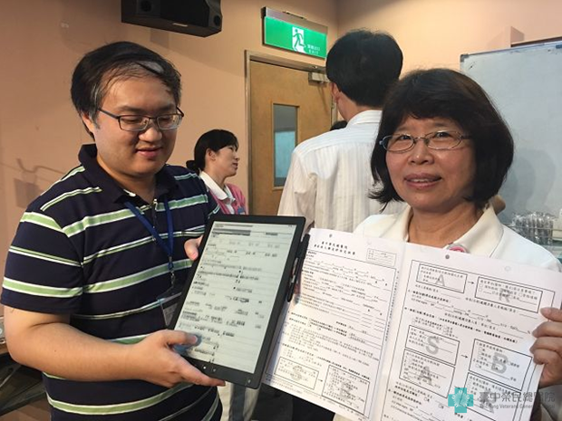護理部施素真副主任 ：「...電子紙...把紙本上頭的內容帶進去，以前...都要在這裡(紙本)簽名，現在用電子紙就可以簽名了。」