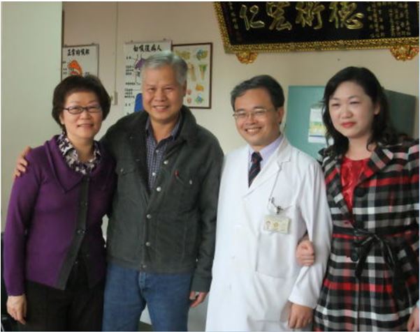 圖2.左起為彭豔華醫師、陳永堅主任及江榮山主任賢伉儷
