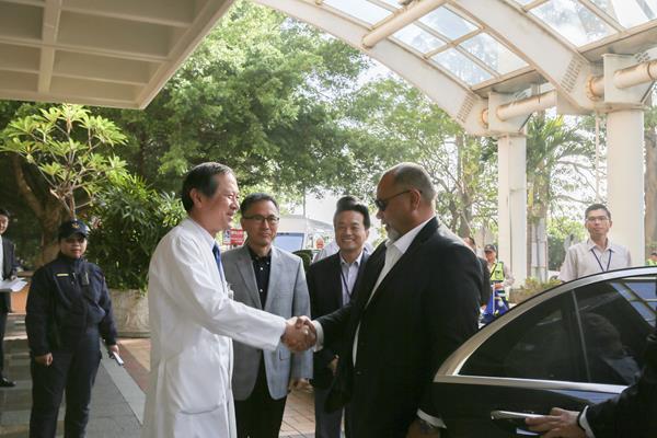 許院長親自接待諾魯安格明總統