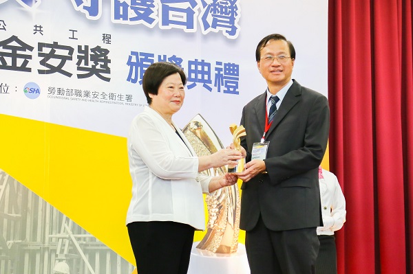本院榮獲勞動部頒發「職業安全衛生優良單位五星獎暨公共工程金安獎」。