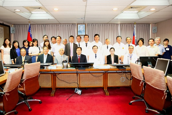 衛福部蔣丙煌部長再度蒞臨本院視查,讚許急診壅塞改善及流感疫情因應等措施,處置得宜。