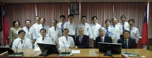 與臺中醫院簽訂全方位醫療合作合約書。