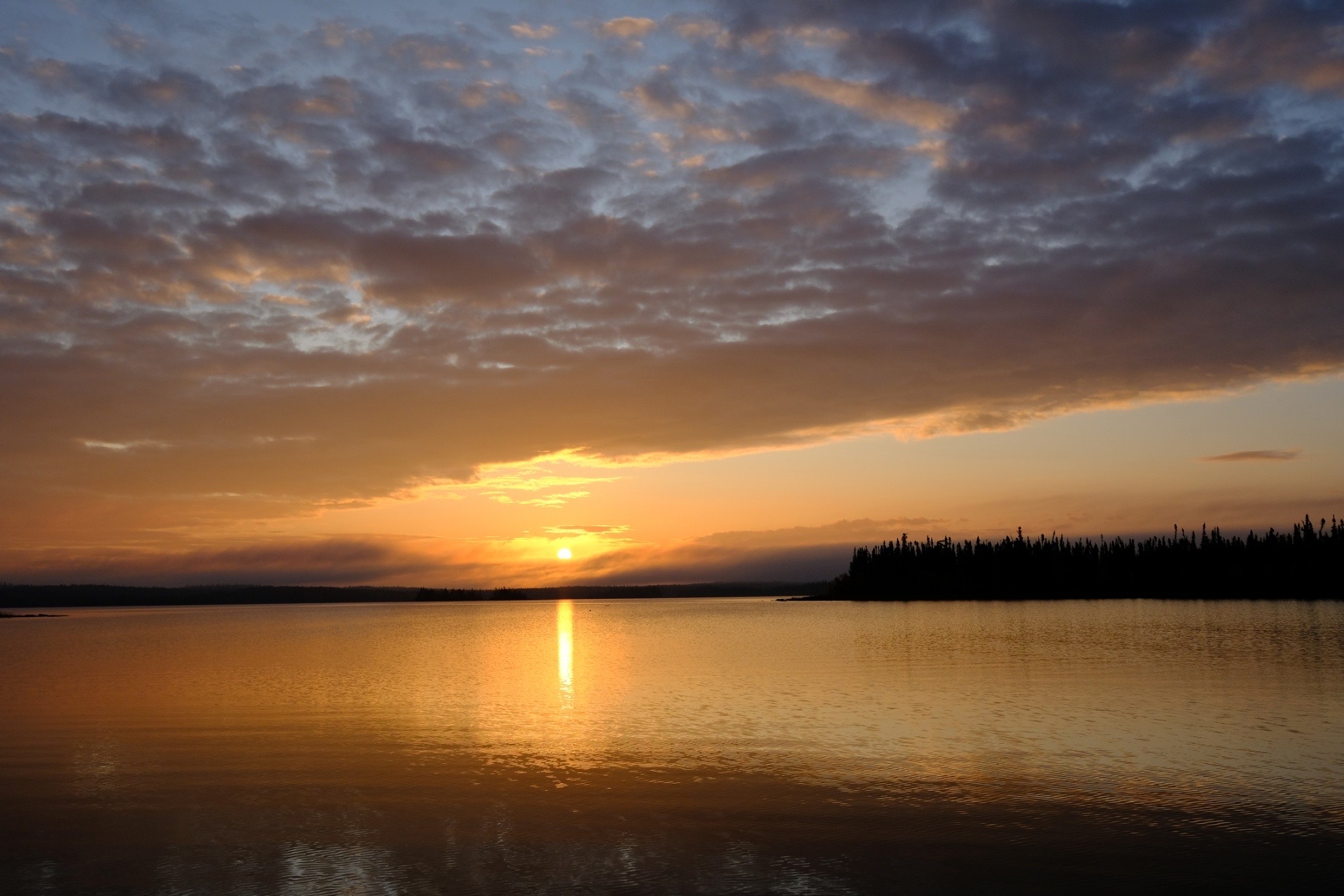 北極的湖上晨曦