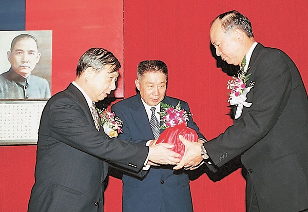 輔導會主任委員楊德智先生主持第五任院長卲克勇先生交接典禮。