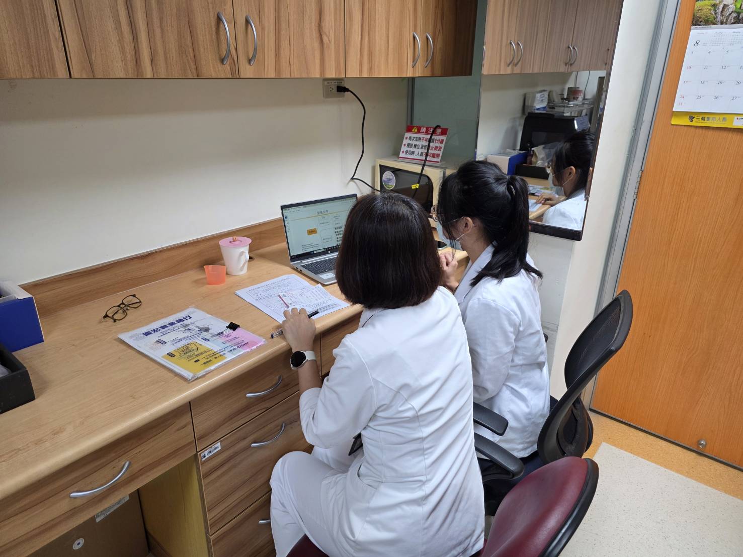 林秀玉護理師與學員說明靜脈營養小組運作