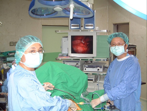 外科部完成首例胸腔鏡食道癌切除術。