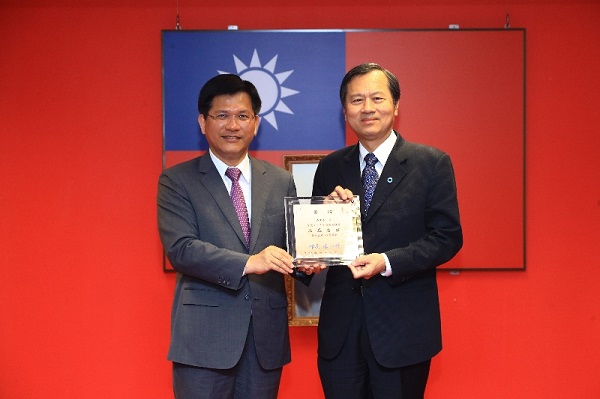 許惠恒院長獲頒台中巿醫療貢獻獎,台中巿林佳龍巿長於台中巿巿政會議親自頒獎。