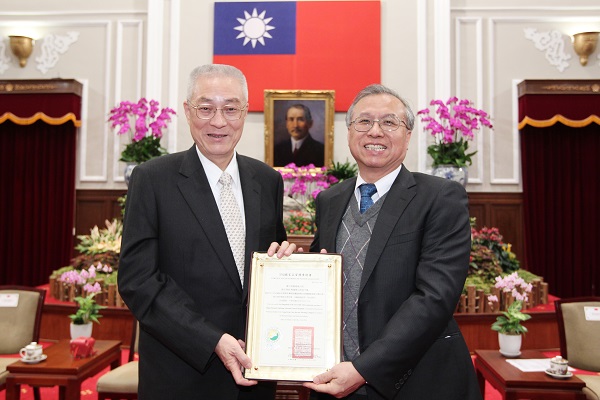 本院榮獲「二Ｏ一三年SNQ國家品質標章獎」，院長李三剛先生接受副總統吳敦義先生頒獎表揚。