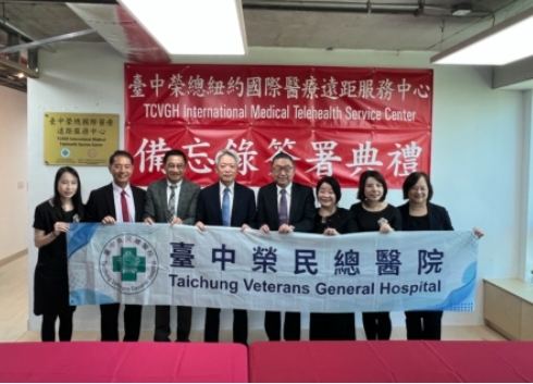 與台中榮民總醫院合影。