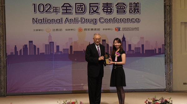 精神部洪嘉均醫師榮獲二O一三年全國反毒有功人士,副總統 吳敦義先生頒獎表揚。