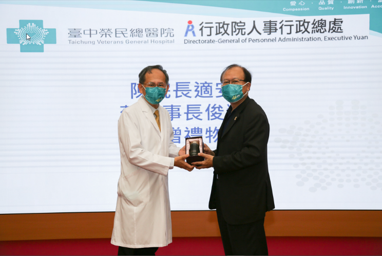 院長與人事長合影-1