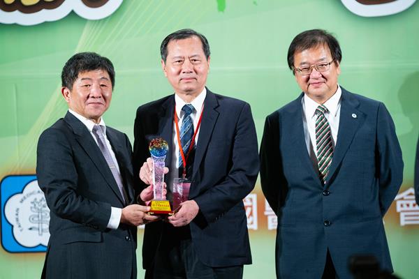 許惠恒院長榮獲中華民國醫師公會全國全聯會頒發「臺灣醫療典範獎」。