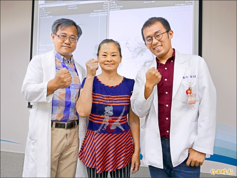 王女士腦幹中風,經陳柏霖(左)與廖年晨兩位醫師治療救命,幾乎沒有後遺症,恢復工作