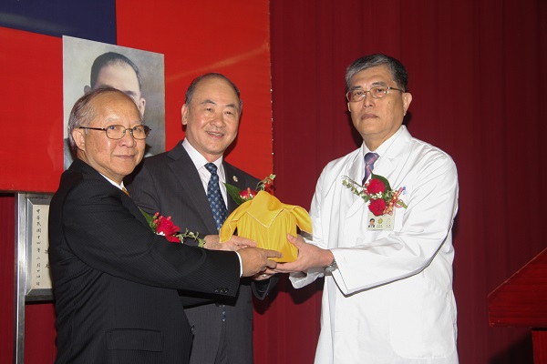 輔導會主任委員曾金陵先生主持第八任院長李三剛先生交接典禮。