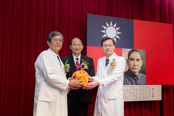 輔導會主任委員董翔龍先生主持第九任院長許惠恒先生交接典禮。